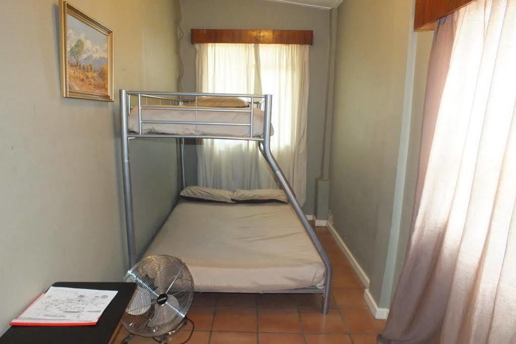 Oasis Shanti Backpackers Oudtshoorn Εξωτερικό φωτογραφία